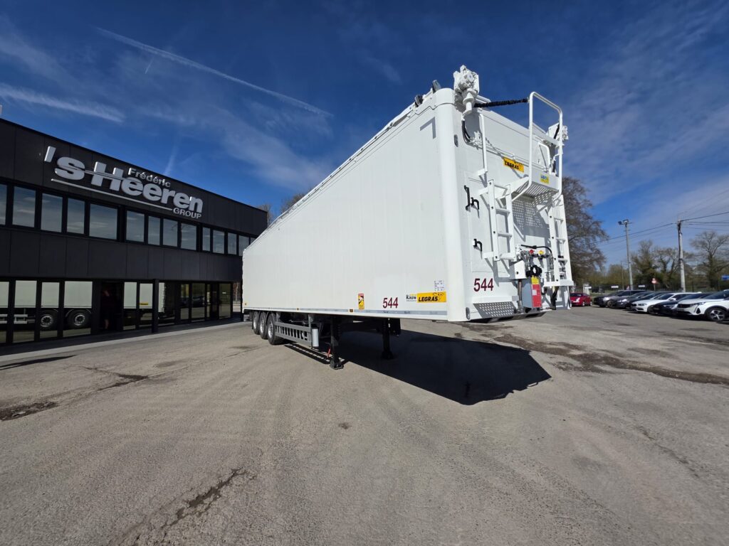 Aankomst van 5 nieuwe opleggers met schuifvloer voor afval